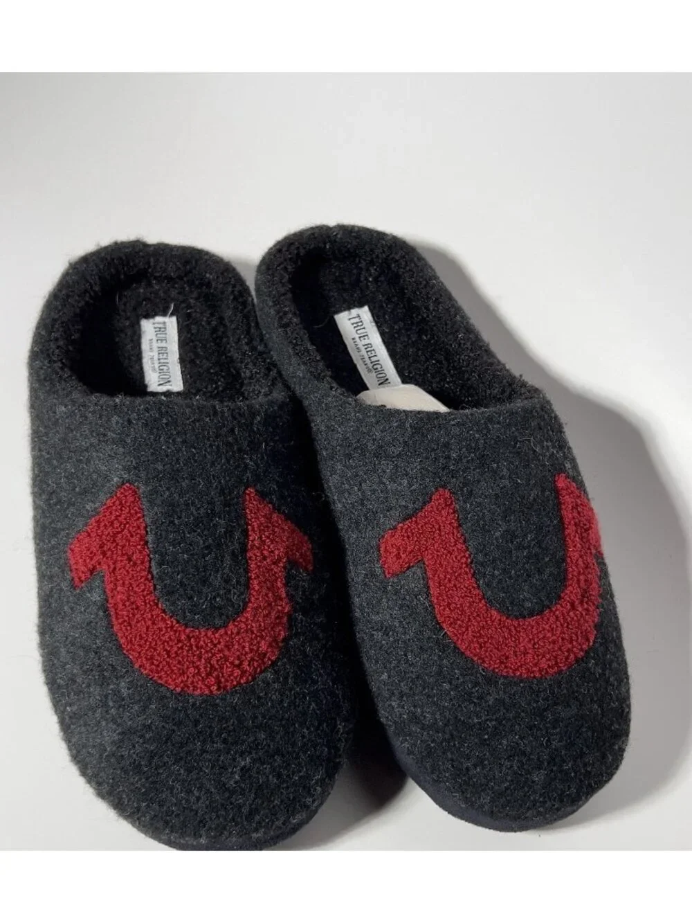 True Religion Men’s Gray Red Logo Faux Wool Clog Slippers Size M 9-10